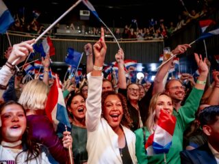 Eerste exitpoll: D66 grote winnaar (27), nek aan nek met PVV (25) en VVD (23)