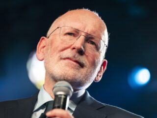 Lobby-schandaal in Europa: Timmermans duikt weg voor hoorzitting