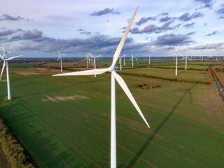 Waarom draaien ouderwetse windmolens naar links en moderne windmolens naar rechts?