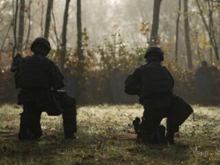 Podcast De Dag: Duitse dienstplicht-discussie: verplichten of ... loten?