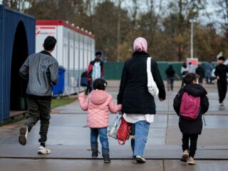 Bezuinigingen bij VluchtelingenWerk: 'Haalt de smeerolie weg in een nu al chaotische asielketen'