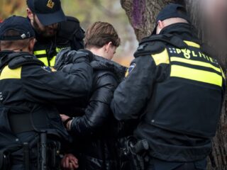 Demonstraties lopen steeds vaker uit de hand: 'Er wordt inderdaad met stenen, hekken en glaswerk gegooid'