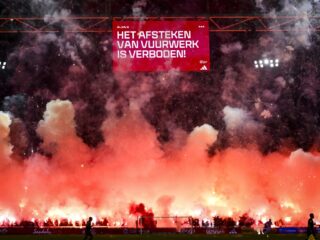 Stand.nl: 'Vuurwerk in een stadion moet direct hard bestraft worden'