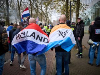 Nieuwsuurverhaal: de wereld achter anti-azc-stickers
