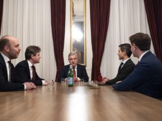 Is de 'uitgestoken hand' van D66 en CDA in het tussenakkoord vooral naar de VVD of naar GroenLinks-PvdA?