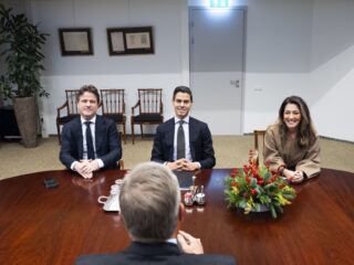 Nederland verandert in een vechtdemocratie: 'Alle partijen bestrijden het midden'