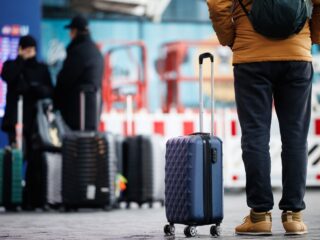 Juf Kiet redt Alex (11) en zijn uitgehuwelijkte zus (14) na achterlating: 'Het was geen vakantie, ik moest daar blijven'