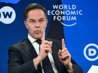 Hoe Mark Rutte de NAVO redde: 'Humor werkt goed bij het opbouwen van persoonlijke relaties'