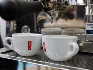 Waar komt koffiedrinken eigenlijk vandaan?