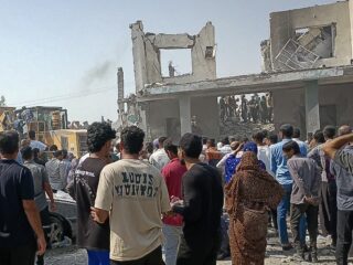 Angst en hoop nu bewind Iran wankelt: 'Nu leiders er niet meer zijn, heeft regime nog steeds de macht'