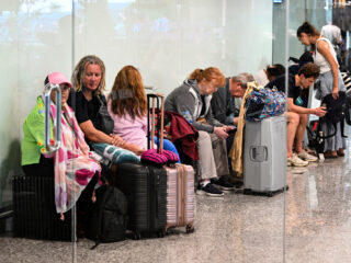 Duizenden Nederlanders vast in Midden-Oosten: 'Niet eigenwijs doen en luisteren wat er wordt gezegd'