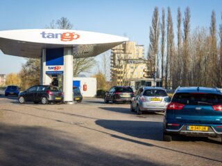 Oorlog Midden-Oosten zorgt voor megawinsten bij oliebedrijven: moeten zij meer belasting betalen?