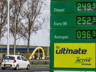 Moet er een prijsplafond op brandstofprijzen komen? 'Komt bij verkeerde mensen terecht'