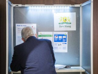 Opkomstpercentage gemeenteraadsverkiezingen steeds lager: 'Wordt heel spannend of daling doorzet'