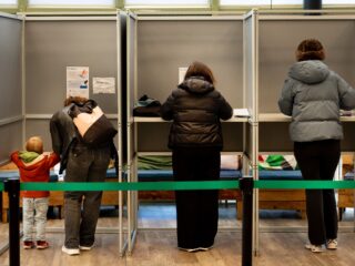 Moeten we strenger zijn op stemmen per volmacht? 'Maak mensen erop attent dat het niet de normale procedure is'