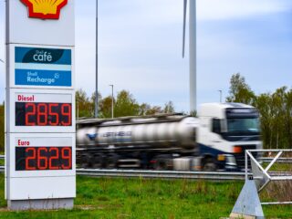 Stand.nl: 'Er moet een extra belasting komen op de megawinsten van oliebedrijven'