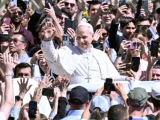 Vraagt deze onzekere tijd om een nieuwe, sterke leider? 'Paus staat aan de zijlijn'