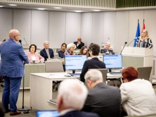 Komt de asielnoodmaatregelenwet straks wel of niet door de Eerste Kamer? 'Test voor Jettens leiderschap'