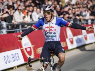 Evenepoel klopt Skjelmose in sprint en wint de Amstel Gold Race: 'Indrukwekkend'