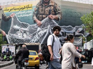 Varen door Straat van Hormuz kan binnen een maand, zegt oud-vice-admiraal in reactie op Pentagon