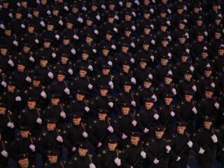Sobere militaire parade op het rode plein; de geschiedenis van het marcheren