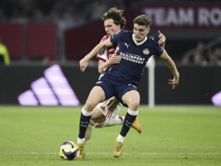 Topper tussen Ajax en PSV eindigt gelijk (2-2): 'Wedstrijd met twee gezichten'