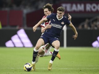 Topper tussen Ajax en PSV eindigt gelijk (2-2): 'Wedstrijd met twee gezichten'