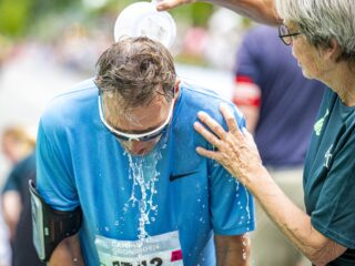 Meerdere mensen onwel bij marathonwedstrijden: hoe gevaarlijk is hardlopen bij warm weer?