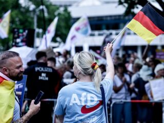 'Zelfs Hitlergroet schrikt kiezers niet af' Gaat de AfD voor het eerst regeren?