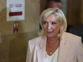 Marine Le Pen schuldig verklaard: 'Geen campagne met enkelband'