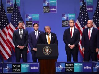 Oud-NAVO-ambassadeur VS: kans op derde wereldoorlog was niet eerder zo groot door blunder Trump