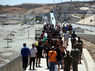 Politieke verdeeldheid in Europa na massale oversteek migranten naar Ceuta: 'Sánchez gaat geen sorry zeggen'