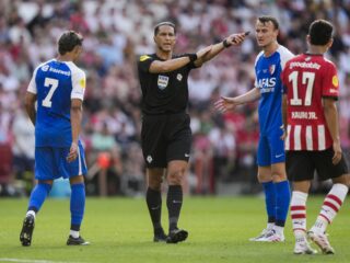 Stand.nl: 'De druk op voetbalscheidsrechters is te groot'