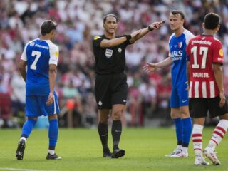 Is de druk op scheidsrechters te groot? 'Voetbal is een spel van fouten'