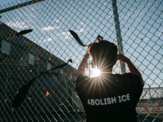 Podcast De Dag: achter het prikkeldraad van ICE-gevangenissen