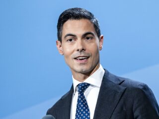 Campagnestrateeg waarschuwt premier Jetten tijdens begrotingsonderhandelingen: 'Hij moet D66-pet afzetten'