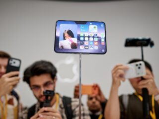 Volwassenen via wetgeving ook beperken in telefoongebruik? 'Voor je het weet verlies je je er totaal in'