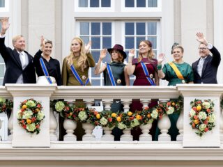 Stand.nl: 'Ook de koning moet gewoon belasting betalen'