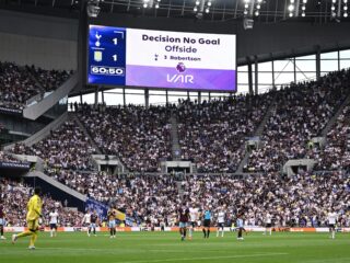 De VAR in het betaald voetbal: een vloek of een zegen? 'Een betere VAR is minder VAR'