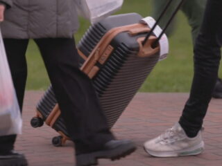 Podcast De Dag: wie laat je binnen, wie niet?