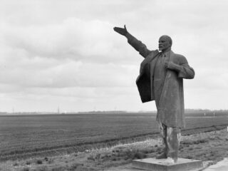 Metershoog beeld van Lenin in Oost-Groningen: hoe kwam het daar terecht?