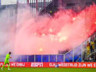 Voetbalwedstrijden voortaan direct gestaakt na vuurwerk op veld: 'Stap in goede richting'