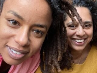 Twee geadopteerde podcastmakers over adoptie: 'Het voelt als een zwart gat'