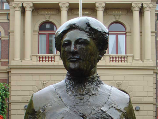 Wat hebben Missy Elliott, Mahsa Amini en Eveline Crone gemeen? Ze verdienen een standbeeld!