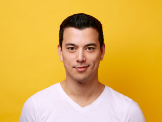 Andries Tunru: 'Zonder die getroebleerde jeugd, was ik geen cabaretier geworden'