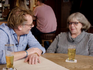 In 'Burger, Bier, Bitterbal' gaat Patrick Lodiers in gesprek met bezorgde Nederlanders