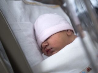 Eerste baby in Engeland na baarmoedertransplantatie, kan dat ook in Nederland?