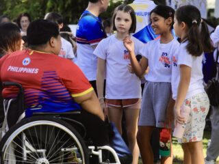 Tegen iedereen hoi zeggen; 'sommige mensen hadden niet eens door dat ik ze begroet'