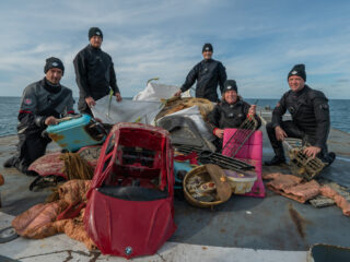 Vrijwilligers duiken 300 ton afval uit Noordzee: 'Wat we aantreffen is schandalig'