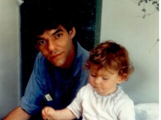 Djuna Kramers vader was heroïneverslaafd; wat doet dat met een kind?